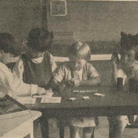 [Bambini concentrati su lavori differenti] [anni Venti] - J. Faussek, <em>La composizione presso i fanciulli russi</em>, in "L'idea Montessori", a.II, n.4, dicembre 1928, p.8.$$$309