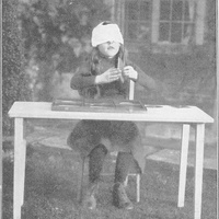 Tocco degli incastri di legno. Scuola Hawker in Inghilterra [primi anni Dieci] - M. Montessori, <i>Il metodo della pedagogia scientifica applicato all’educazione infantile nelle Case dei Bambini</i>, Roma, Ermanno Loescher &amp; C., 1913.$$$81