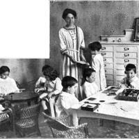 Educación del sentido de la vista. Eiercicios de encajes y ajustes de planos para acostumbrar al ojo a percibir inmediatamente las dimensiones de los objetos [Scuola Comunale Montessori di Barcellona, 1916 - in "La Ilustratíon Artística", a.XXXIV, n.1.748, 28 Junio 1915, p.442.$$$46