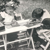 Lettere dell'alfabeto in carta smerigliata preparano il bambino all'<i>esplosione</i> della scrittura (Scuola Montessori, Olanda) [fine anni Quaranta] - M. Montessori, <i>La scoperta del bambino</i>, Milano, Garzanti, 1950.$$$136