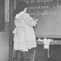 Una bambina di cinque anni scrive sotto dettato alla lavagna [Casa dei Bambini a San Lorenzo, Roma, 1907-1909] - M. Montessori, <i>Il metodo della pedagogia scientifica applicato all’educazione infantile nelle Case dei Bambini</i>, Città di Castello, Tipografia della Casa Editrice S. Lapi, 1909.$$$74