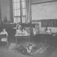 Bambino che lavora sul tappeto in posizione di riposo, (una scuola Montessori in Rotterdam - Olanda) [anni Venti] - M. Montessori, <i>Il metodo della pedagogia scientifica applicato all’educazione infantile nelle Case dei Bambini</i>, Roma, Maglione & Strini, 1926.$$$117