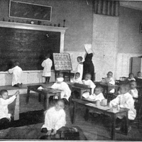 Casa de maternitat de Barcelona - Ensajos del sistema educatiu Montessori [Scuola Montessori presso la Casa di Marternità di Barcellona, 1914] - Roig, <i>Lo qu'es el sistema pedagogich de la doctora Montessori</i>, in “La ilustració Catalana/Feminal”, n.590,  27 Setembre 1914, pp.1-5.$$$50