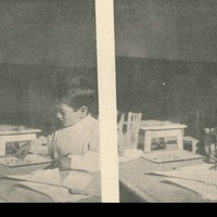 Bambino che lavora col materiale delle moltiplicazioni: a sinistra, dispone le perle nel cartoncino; a destra, scrive il risultato [primi anni Dieci] - M. Montessori, <i>L'autoeducazione nelle scuole elementari</i>, Roma, E. Loescher & C. - P. Maglione e Strini, 1916.$$$157
