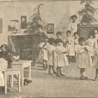 "Case dei Bambini" municipali, presso il R. Convitto "Carminiello" (Esercizi ritmici con la musica) [Napoli, primi anni Venti] - M. Montessori, <i>Manuale di Pedagogia Scientifica</i>, Napoli, Alberto Morano Editore, 1921.$$$71