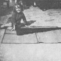 Bambini che lavorano sui tappeti [anni Venti] - M. Montessori, <i>Il metodo della pedagogia scientifica applicato all’educazione infantile nelle Case dei Bambini</i>, Roma, Maglione & Strini, 1926.$$$119