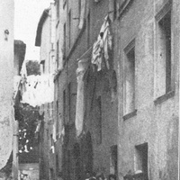 A street in the ghetto of Rome. It is from this filthy, disease-stricken quarter that the children of the St. Angelo school come [anni Dieci] - J. Tozier, <i>The Montessori schools in Rome. The revolutionary educational work of Maria Montessori as carried out in her own schools</i>, "McClure's Magazine", vol.XXXVIII, n.2, december 1911, New York, p.131.$$$201