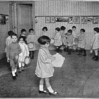 Exercicis ritmichs [Casa dei Bambini di Barcellona, 1916] - <i>Escola Montessori</i>, in “La ilustració Catalana/Feminal”, n.660, 30 Janer 1916, pp.6-7.$$$42