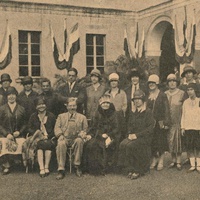 Maria Montessori in visita alla mostra didattica di Lecco, in particolare la stanza organizzata a metodo Montessori dall'ispettore regionale prof. Trevisi [1927] - <em>Visita alla mostra didattica di Lecco</em> in "L'idea Montessori", a.I, n.6, ottobre 1927, p.5.$$$239