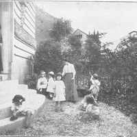 Giardinieri. - (Sta tra i bambini Jeanne Barrère figlia dell'Ambasciatore di Francia a Roma). "Casa dei Bambini" di Parigi, tenuta dalla Sig.ra Pujol-Ségalas [primi anni Dieci] - M. Montessori, <i>Il metodo della pedagogia scientifica applicato all’educazione infantile nelle Case dei Bambini</i>, Roma, Ermanno Loescher &amp; C., 1913.$$$86