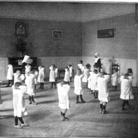 [Esercizi di movimento nell'ambiente, Scuola Montessori presso la Casa di Marternità di Barcellona, 1914] - Roig, <i>Lo qu'es el sistema pedagogich de la doctora Montessori</i>, in “La ilustració Catalana/Feminal”, n.590,  27 Setembre 1914, pp.1-5.$$$51